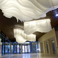 Подвесной декоративный потолок в холле БЦ