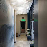Бумажный потолок Drop Stripe в коридоре гостиницы