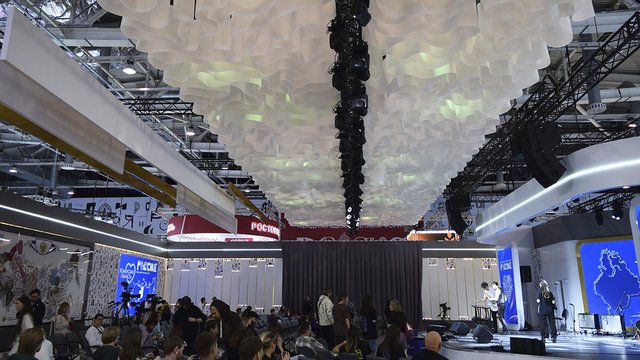 Потолок Drop Stripe® ceiling на выставке "Россия"