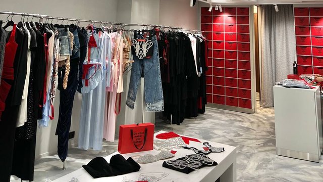 Дизайнерский потолок в бутике Mesh’n’flesh на Патриарших прудах