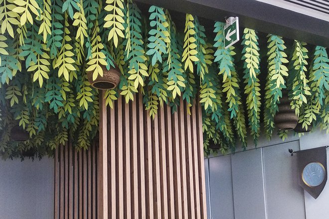 Декоративный потолок в форме листьев, офис Авито
