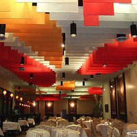 Цветные ламели в оформлении потолка ресторана