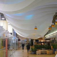 Дизайнерское оформление высокого потолка в торговом центре