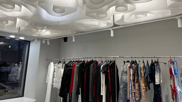 Дизайнерский потолок в бутике Mesh’n’flesh на Патриарших прудах