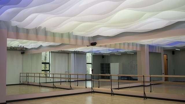 Разноцветные ламели потолка Drop Stripe® ceiling