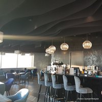 Черный дизайнерский потолок в Panoramic Bar, Москва-Сити