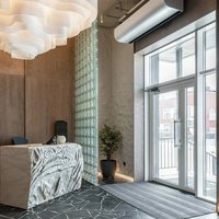 Декор зоны ресепшн в ресторане