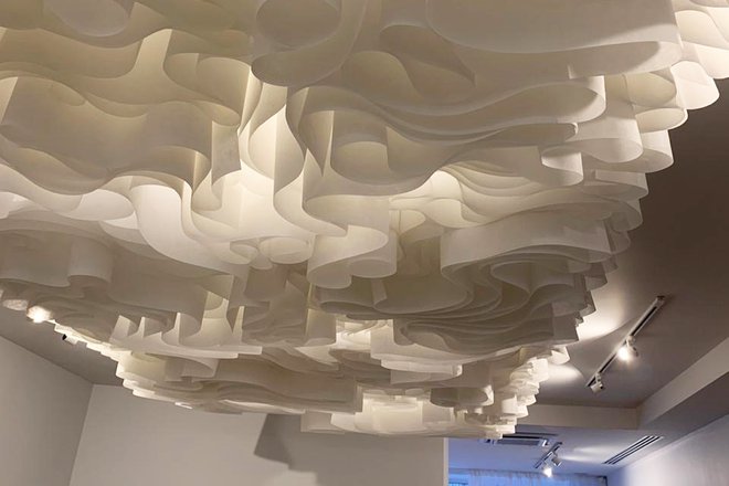 Дизайнерский потолок Wave ceiling, выполненный на заказ для салона красоты Grimerka
