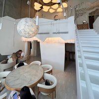 Двухуровневый ресторан с потолком Wave ceiling®