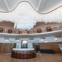 Масштабная инсталляция на потолке в Центре современной культуры, г. Томск
