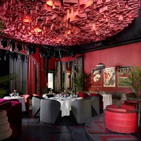 Концертный зал ресторана в стилистике французского кабаре: потолок Wave® Ceiling