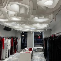 Оформление потолка в магазине одежды Mesh’n’flesh