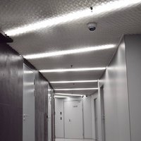 Негорючий потолок Honeycomb® ceiling для оформления офисного коридора