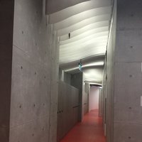 Идеи оформления низкого потолка в коридоре