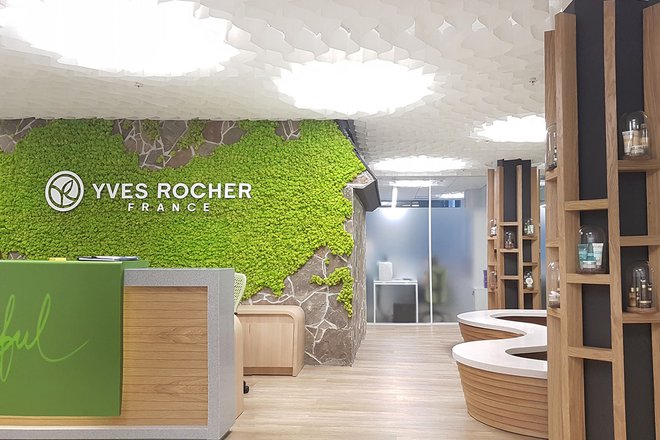 Потолок в виде соты в новом офисе Yves Roche