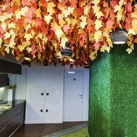 Дизайнерский потолок в виде оранжевых листьев