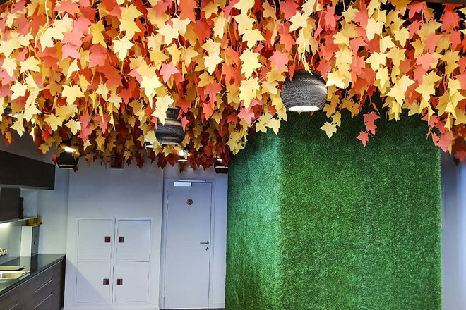 Осенний листопад в оформлении офиса Авито