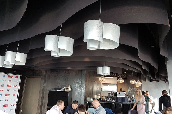 Огнеупорный потолок черного цвета в Panoramic bar, дизайнер Алена Сковородникова