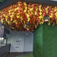 Осеннее оформление потолка в офисе Авито