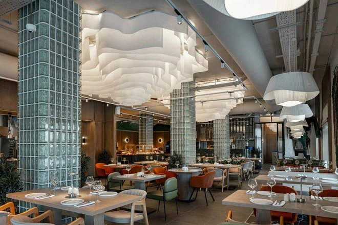 Парящий потолок в ресторане БОРА, проект Pergaev Bureau