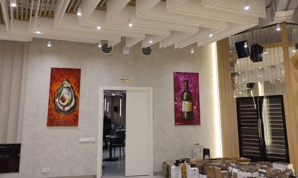 Подвесной потолок Drop Stripe® в ресторане Винотека