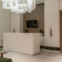 Декоративный потолок в зоне ресепшн