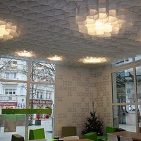 Светильники интегрированы в соты потолка Honeycomb
