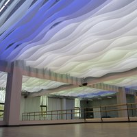 RGB освещение потолка в фитнес-клубе