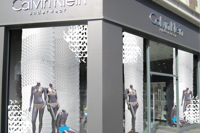 Вертикально подвешенный Honeycomb в витрине Calvin Klein