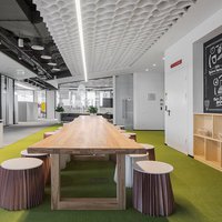 Потолок сотами Honeycomb® в оформлении офиса Heineken