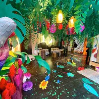 Выставочный стенд, оформленный как джунгли