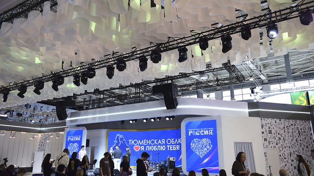 Потолок Drop Stripe® ceiling на выставке "Россия"